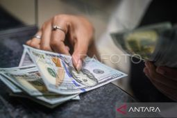 Rabu ini rupiah turun 15 poin jadi Rp15.451 per dolar AS