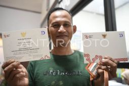 Warga ambil undangan upacara HUT Ke-79 RI di IKN