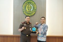Foto - GM PLN IUD Kalselteng serahkan plakat ke Kajati Kalteng