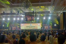 Presiden Jokowi kenakan kemeja kuning saat menghadiri penutupan Munas Golkar