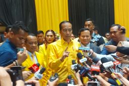 Berkemeja kuning, Jokowi respon kabar jabatan Dewan Pembina Golkar