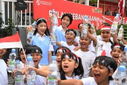 Lapisan masyarakat ikut nyanyikan lagu nasional hasil kolaborasi Le Minerale