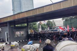 Pagar Gerbang Pancasila DPR rubuh oleh massa yang berunjuk rasa