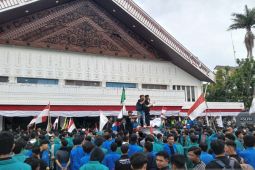 Ribuan mahasiswa Aceh geruduk kantor DPRA, tolak RUU Pilkada
