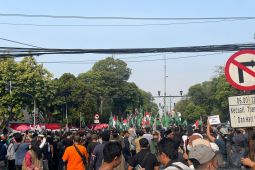 Buruh dan mahasiwa tiba di depan kantor KPU RI