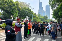 Masyarakat mulai berdatangan di depan Gedung KPU RI