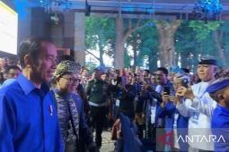 Presiden hadiri Kongres PAN kenakan kemeja biru