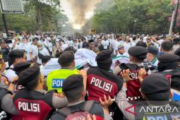 Massa beratribut PKB unjuk rasa buat bubarkan muktamar