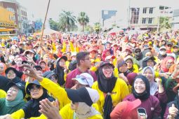 Memeriahkan HUT ke 79 RI, ribuan relawan Imam-Ririn lkut gerak jalan