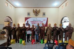 Alfamart bagikan puluhan paket sembako kepada veteran di Sidoarjo