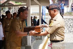 Pj Bupati Bogor kembalikan duplikat bendera pusaka ke pendopo darurat di Desa Malasari