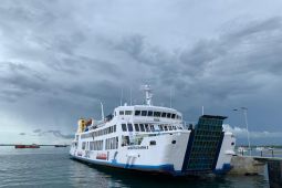 Pelabuhan Dobo Maluku tunda operasi kapal akibat cuaca buruk