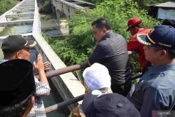 Pemkab Bekasi tinjau sejumlah aliran sungai respons kekeringan lahan pertanian