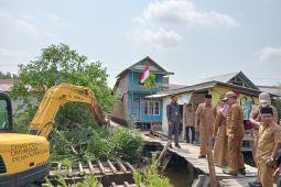 Bupati Tanjabbar pantau normalisasi Parit Lapis, upaya atasi banjir di Kelurahan Sungai Nibung