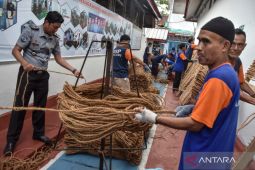 Lapas Ciamis latih warga binaan agar terampil membuat "coir net"