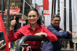 Krisdayanti-Kresna diarak ratusan simpatisan saat daftar ke KPU Kota Batu