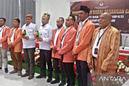Amos-Hamzah jadi pendaftar pertama Pilkada Buru Maluku