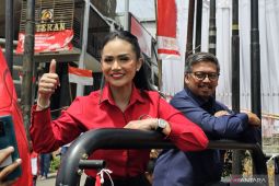 Krisdayanti dan Kresna diarak ratusan simpatisan saat mendaftar ke KPU Batu