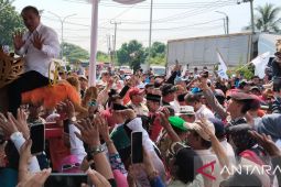 Calon bupati petahana daftar ke KPU Karawang diarak pakai sisingaan