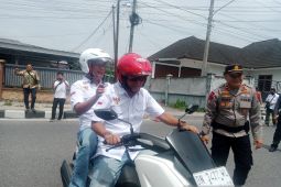 Pasangan Djoni Alamsyah-Syamsir kendarai motor daftar pilkada ke KPU Belitung