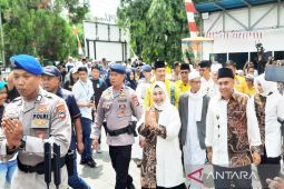 Acil Odah dan Akhmad Rozanie dikawal 150 santri daftar ke KPU Kalsel