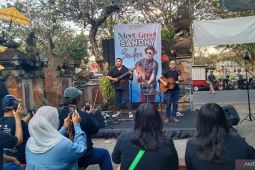 Sandhy Sondoro "Goyang" Kantor Berita ANTARA Bali saat sapa penggemar setia