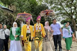 Abdul Hadi-Ahmad Fauzi kenakan pakaian adat Banjar daftar ke KPU