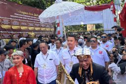 KPU Kota Bandung menerima pendaftar pertama pasangan Haru-Dhani