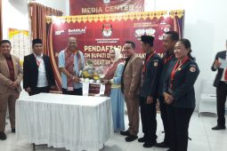 Syah Afandin-Tiorita Surbakti (Satria) daftar ke KPU Langkat