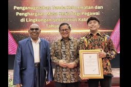 Billy Mambrasar terima Satyalencana Wira Karya dari Presiden Jokowi