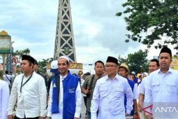 Paslon H Fani-Habib Taufan jalan kaki menuju kantor KPU