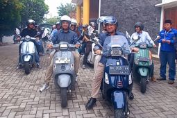 Erzaldi-Yuri kendarai Vespa saat mendaftar ke kantor KPU Babel