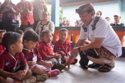 Bupati Gede Dana Awali Gerakan PIN Polio di TK Pembina Karangasem