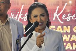 Krisdayanti turut berduka dan kenang atas meninggalnya desainer Hengki Kawilarang