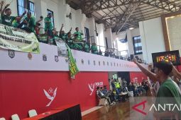 Basket PON Jatim menang, lagu Padamu Negeri menggema di GOR Harapan Bangsa