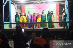 Tim Dayung Jelajah Nusantara saksikan penampilan kesenian &quot;Dul Mulok&quot; Belitung