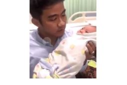 Cek fakta, video Gibran Rakabuming melantunkan adzan ke bayi