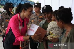 Polda Papua Barat beri makanan tambahan kepada anak stunting di Sorsel