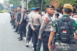 Warga padati kantor KWI untuk melihat Paus