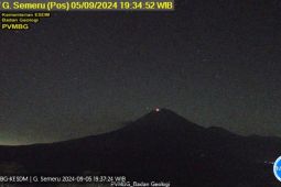 Gunung Semeru erupsi dengan letusan setinggi 400 meter