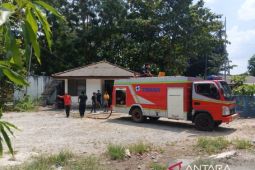 Tim Damkar PT Timah padamkan kebakaran di Pelabuhan Belinyu
