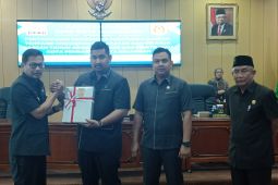Foto - DPRD terima buku RAPBD 2025 dari Wakil Wali Kota Banjarbaru