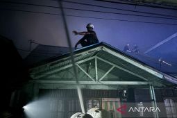 Pasar Lama terbakar, ratusan relawan sigap tangani "si jago merah"