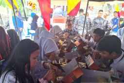 Lanal Babel bagikan 500 porsi makan bergizi