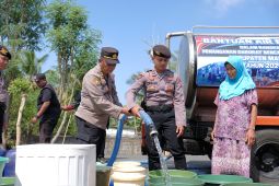 Polres Malang salurkan bantuan air bersih bagi ratusan warga di dua desa
