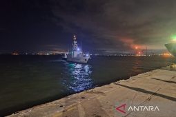 KRI Layang 635 evakuasi korban kapal terbakar ke Balikpapan