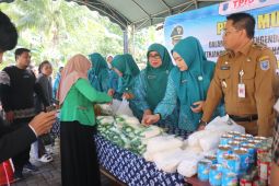Pj Bupati HSS borong sebagian bahan pokok dibagikan gratis ke warga