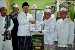 Pemkab HST bantu pembangunan sapras masjid di Desa Aluan Mati