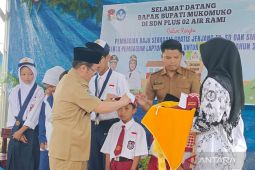 Pemkab Mukomuko bagikan seragam sekolah gratis