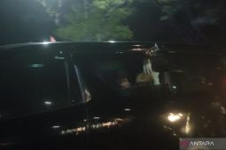 Jokowi bagi-bagi baju saat tiba di depan gerbang SHB, Banda Aceh